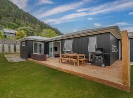A Sunshine Retreat - Pauanui Holiday Home, коттедж в городе Поани