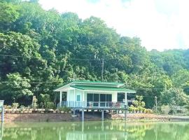 บังกะโลบ้านสวนเอก Bungalow Baan Suan Aek โรงแรมใกล้ เส้นทางศึกษาธรรมชาติอ่าวคุ้งกระเบน ในBan Pang Chaphlung