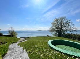 Villa am See mit privatem Seezugang, holiday home in Meersburg