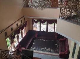 Rumah kenangan, отель с бассейном в городе Богор