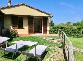 ISA-Chalet Elena in Montescudaio, with air conditioning, on the ground floor with fenced garden