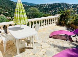 CAVALOC T2 terrasse vue colline, budget hotel sa Cavalaire-sur-Mer