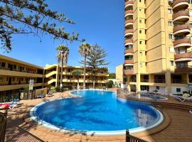 Stay few meters to Las Vistas Beach. Free Wifi., hotell sihtkohas Arona