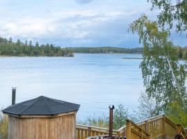 Unique cottage with a view of Malaren, Mariefred، كوخ في ماريفريد