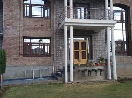 Parveen house, hotel na may parking sa Srinagar