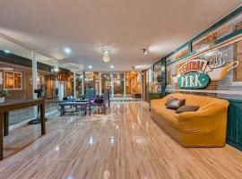 Central Perk inspired pool villa, hotell med parkering i Bacolod