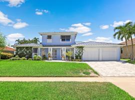 Sunny pet-friendly waterfront home with pool and spa, hotel v destinaci Marco Island