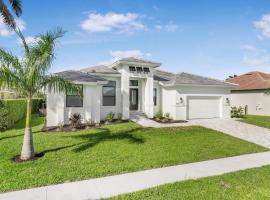Marco Coastal Luxury | Pool, Spa and Outdoor Kitchen, hotel i Marco Island