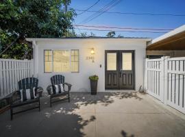 Chic Executive - Historic Floral Park Guest House bungalow, hotel i Santa Ana