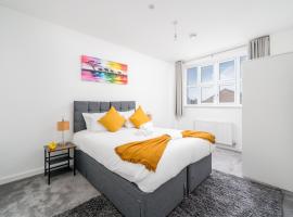 Luxury 2 Bedroom Apartment Free Parking, Netflix, Sleeps 6, luxury hotel in Watford