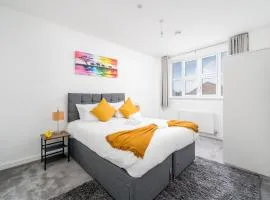 Luxury 2 Bedroom Apartment Free Parking, Netflix, Sleeps 6