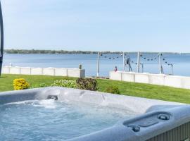 Quinte Haven - Waterfront slice of paradise, hytte i Carrying Place