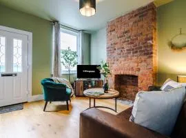 NEW! Gorgeous 2-bed home in Chester City Centre by 53 Degrees Property - Incredible location, Ideal for Small Groups - Sleeps 6!