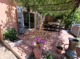 T2 indépendant terrasse et piscine au calme Var sud de la France