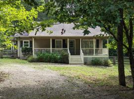 Tate Creek Cottage in Wine Country - Fenced-In Yard for Pets - New Listing!, villa in Dahlonega