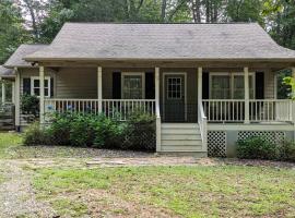 Tate Creek Cottage in Wine Country - Fenced-In Yard for Pets - New Listing!, Hotel in Dahlonega