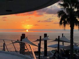 Infinity View luxury beachfront apartment, hotel v destinaci Arenales del Sol