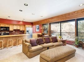 Durant Unit D3, Condo with Floor-to-Ceiling Windows, Fireplace, and more, hotel a Aspen