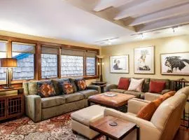 Fasching Haus Unit 9, Deluxe Condo w/ A/C in the living area, 2 Blocks to Downtown Aspen