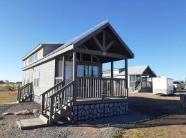 091 Star Gazing Tiny Home near Grand Canyon South Rim Sleeps 8, hotel en Valle