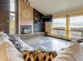 Family-Friendly Utah Home Deck, Mountain Views!, hotel v destinaci Vernal