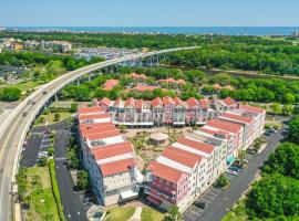 Cozy Queen Suite in European Village with Balcony view near beaches, hotel u gradu 'Palm Coast'