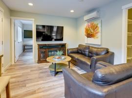 Modern SeaTac Gem with Fireplace and Smart TVs!, hotel v destinaci SeaTac