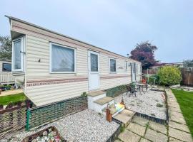 Homely Caravan Just A Short Walk To Hembsy Beach In Norfolk Ref 00036ba, hotel en Hemsby