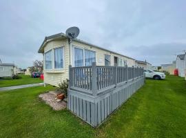 Brilliant Caravan With Wifi And Decking Near Pakefield Beach Ref 68040cr, glamping site in Lowestoft