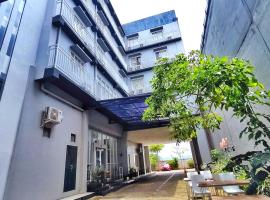 Votel Hotel Charis Tuban, hotel with parking in Jembel