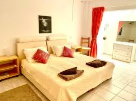 2 Bedroom, Sea Side Retreat Saronida