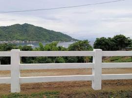 Ocean and mountain view house, hotel in Mabini