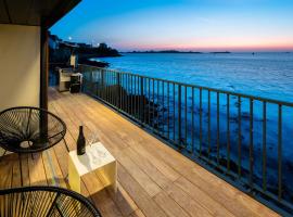 ILE CEZON - Duplex de luxe avec magnifique vue mer, hotel in Landéda