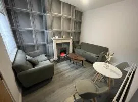 Lovely 4 bedroom Victorian house with back courtyard