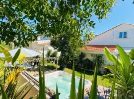 Évasion Tropicale - Villa d'Artiste avec Jacuzzi Privé dans un jardin Exotique