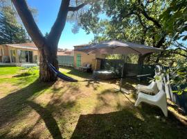 Maison provençale au calme de la campagne avec Jacuzzi, hotel in Aix-en-Provence