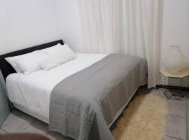 Two bedroom flatlet in Panorama, apartmen di Cape Town