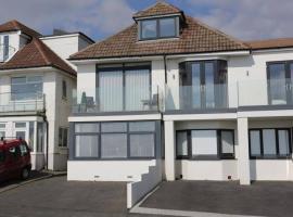 BOURNECOAST: 3 BED-SEA VIEWS/BALCONY/GARDEN-HB6314, hotel in Southbourne