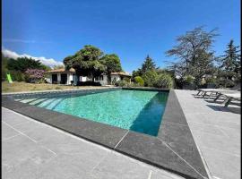Logements chaleureux dans Maison avec piscine à 35 min de LYON, parkolóval rendelkező hotel Alix városában