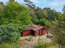 Spacious wooden cottage with infra-red sauna at Veluwe, casa rústica em Putten