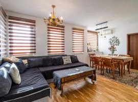Roman Thermae 2bdrm Sunny Apartment