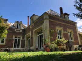 Grandes chambres dans un corps de ferme rénové du château du Piple, à 16km de Paris，布瓦西聖雷熱的B&B