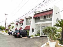 Captivating 2-Bed Town-House in Kingston, Hotel in Kingston