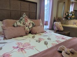 Beautiful 2 bedroom caravan, holiday park Tenby, feriepark i Pembrokeshire