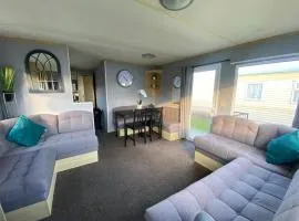 Seaview 190 - Ingoldmells - pet friendly, WiFi, bed linen - Close to beach and Fantasy Island - Meadow Lakes Caravan & Lodge Hire