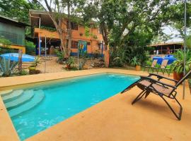 Casa Pura Vida Surf Hostel - Tamarindo Costa Rica: Tamarindo'da bir hostel