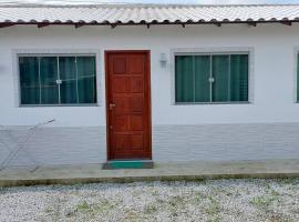 Casa tranquila 2 Q, bem localizada, ar opcional wifi grátis., hotel que aceita pets em Araruama