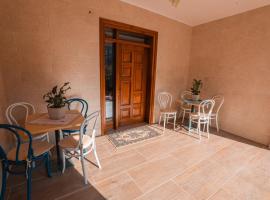 NANA, Hostel in Vlora