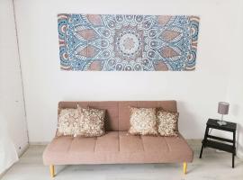 Kleine Ferienwohnung mit Terrasse am Waldrand, hotel en Schönau