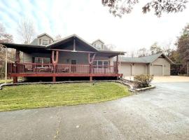New Listing Special Dog-friendly 6-acre home, game room, deck, W/D, Dells 10min – hotel w mieście Lyndon Station